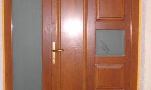Mobciuta: Usi exterior din lemn stratificat