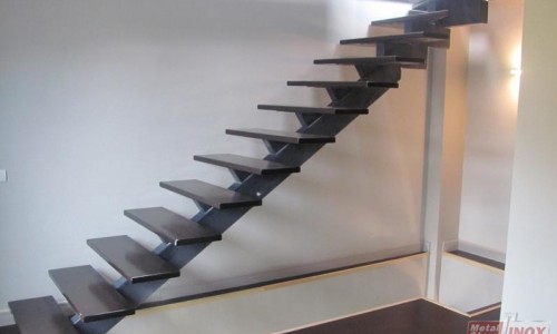 Imprima lux si originalitate locuintei cu scarile interioare Metal Store Group !