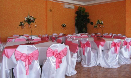 Evenimente speciale de neuitat cu husele pentru scaune restaurant – Kotys Design & Events